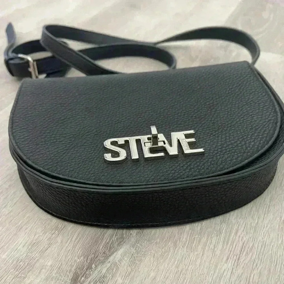 STEVE MADDEN- Turnlock Black Crossbody - Picture 4 of 8